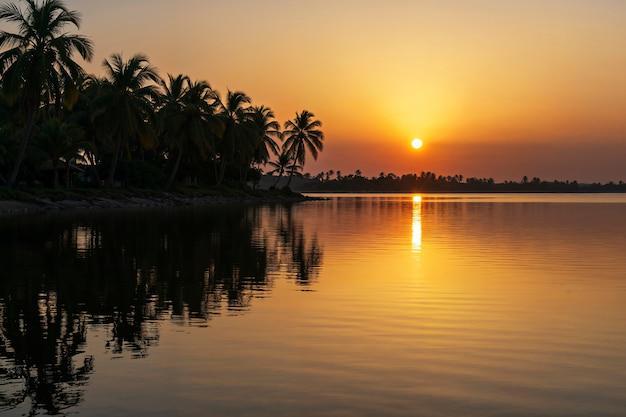 三亚冬天旅游攻略5日这份温暖你准备带谁去？三亚本地导游怎么找(图3)