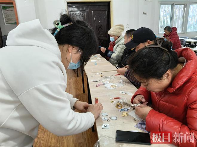 社区残疾人迎新春学做宋锦小马挂件(图2)